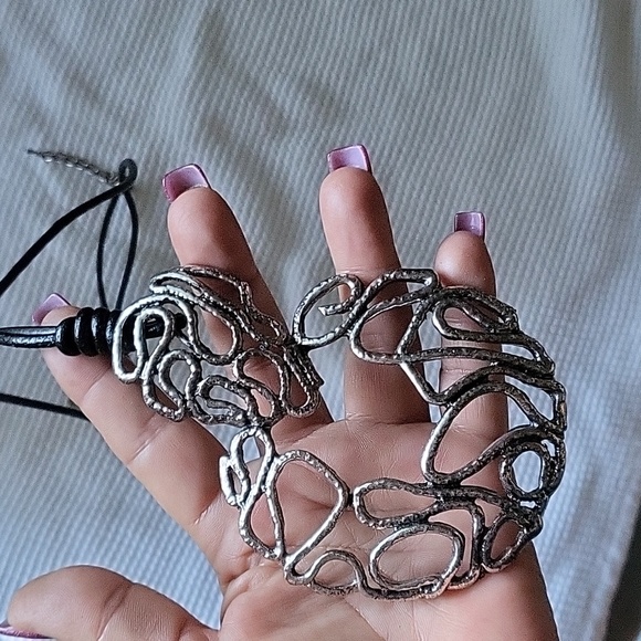 Art necklace from high-end boutique in Miami. - Picture 5 of 8